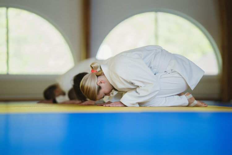 Karate udøver bukker på gulvet