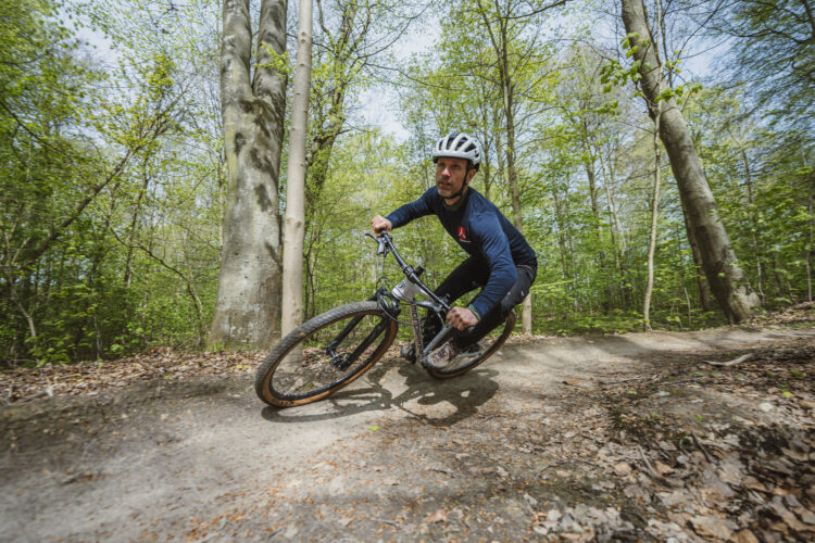 Mand på mountainbike i Faksinge Skov ved Bosei