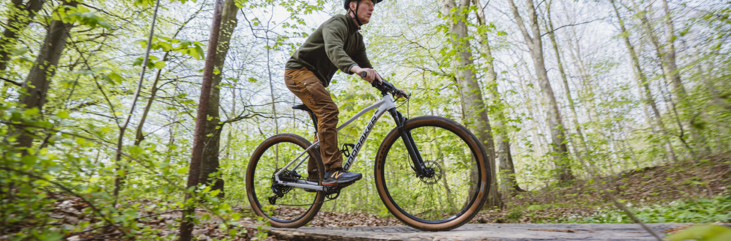 Elev kører mountainbikepå Bosei sporet