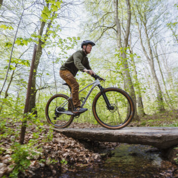 Elev kører mountainbikepå Bosei sporet