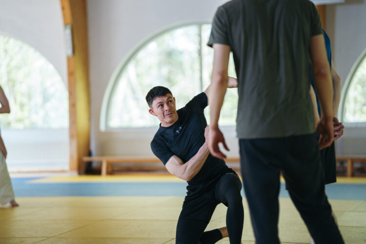 Underviser i bjj viser en teknik frem