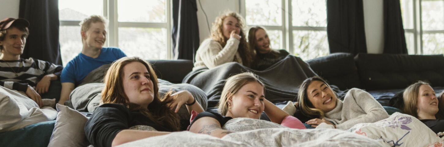 Elever ligger og ser film i filmstuen