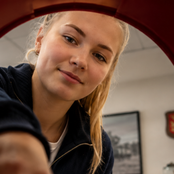 unge kvinde trækker lodnummer